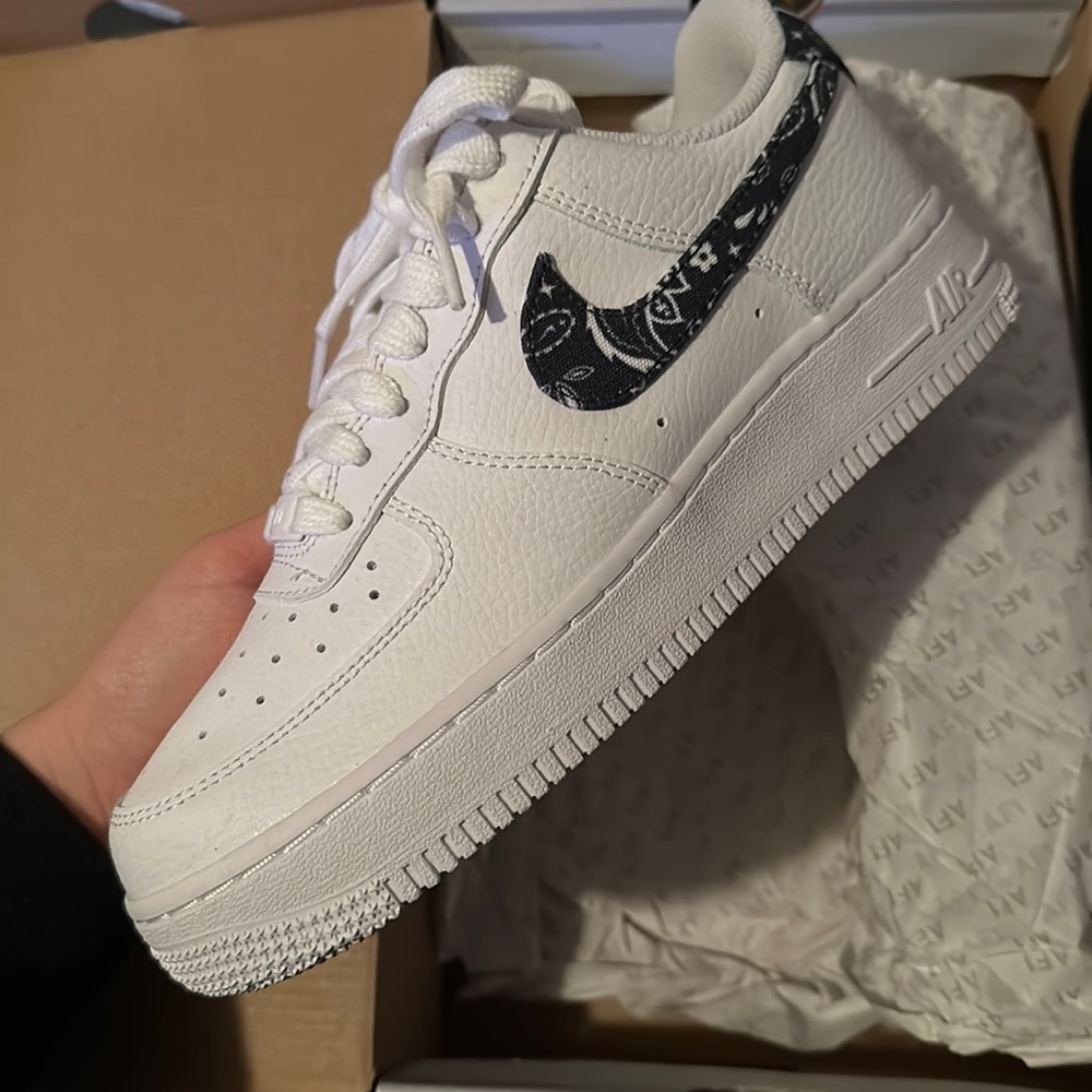 New in box Air Force 1 with bandana swoosh sz 7